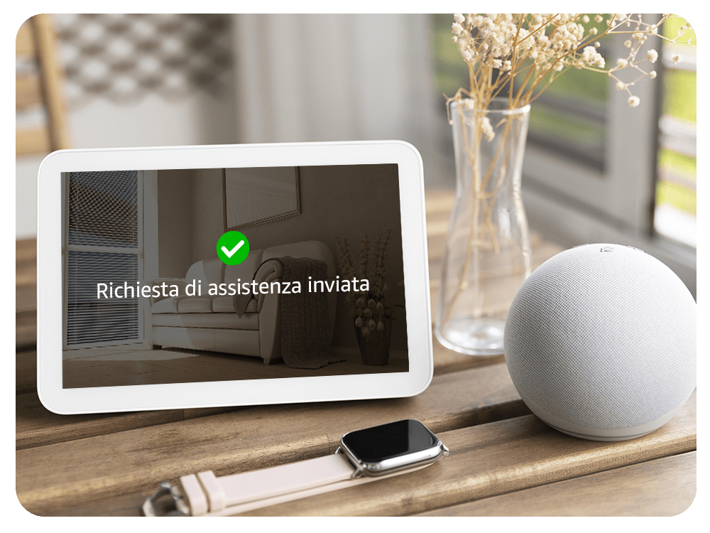 Un tavolo di legno su cui sono posizionati tre dispositivi smart: un Amazon Echo Show con schermo, un Amazon Echo Dot di forma sferica e uno smartwatch dal design moderno