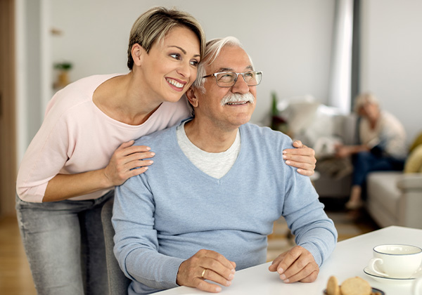Giovane donna e uomo anziano sorridenti