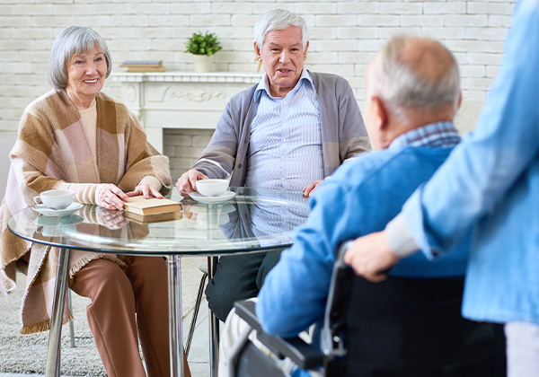Foto di anziani intorno a un tavolo